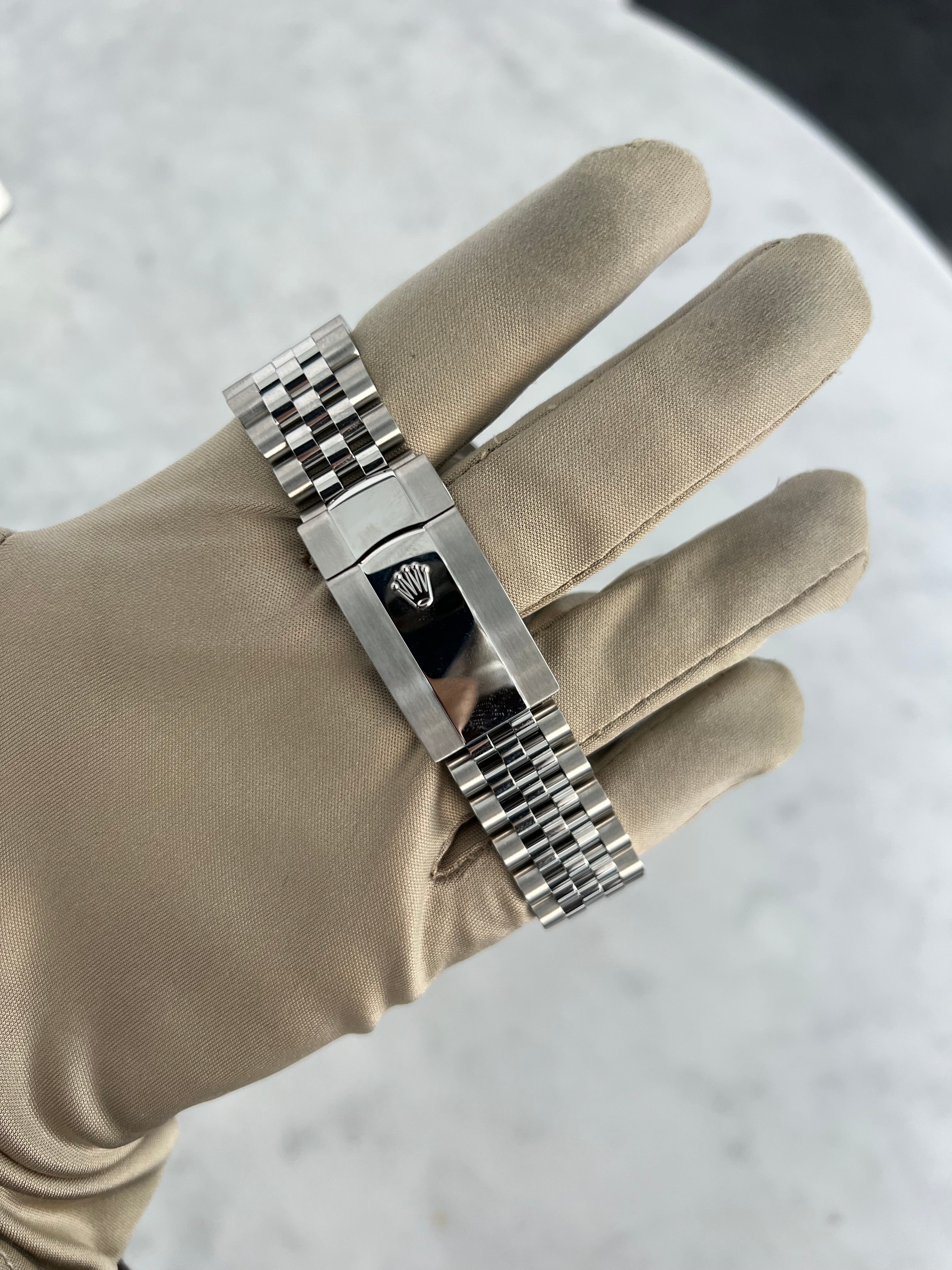 Rolex Datejust Blue Dial Smooth Bezel Jubilee Bracelet 41mm 126300/2025