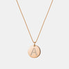 Collier à pendentif rond avec initiale en diamants