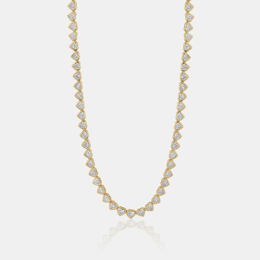 Collier de tennis avec diamants en forme de coeur sertis sur lunette à mi-chemin