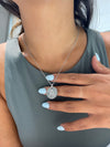Collier à pendentif rond avec initiale en diamants