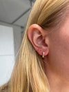 Boucles d'oreille huggies avec papillon et diamants