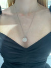 Collier à pendentif rond avec initiale en diamants