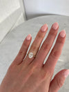 Bague de fiançailles ovale avec anneau pavé