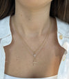 Collier croix avec lunette à mini diamants et milgrain