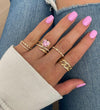 Bague ondulée avec pierres de couleur en forme de cœur